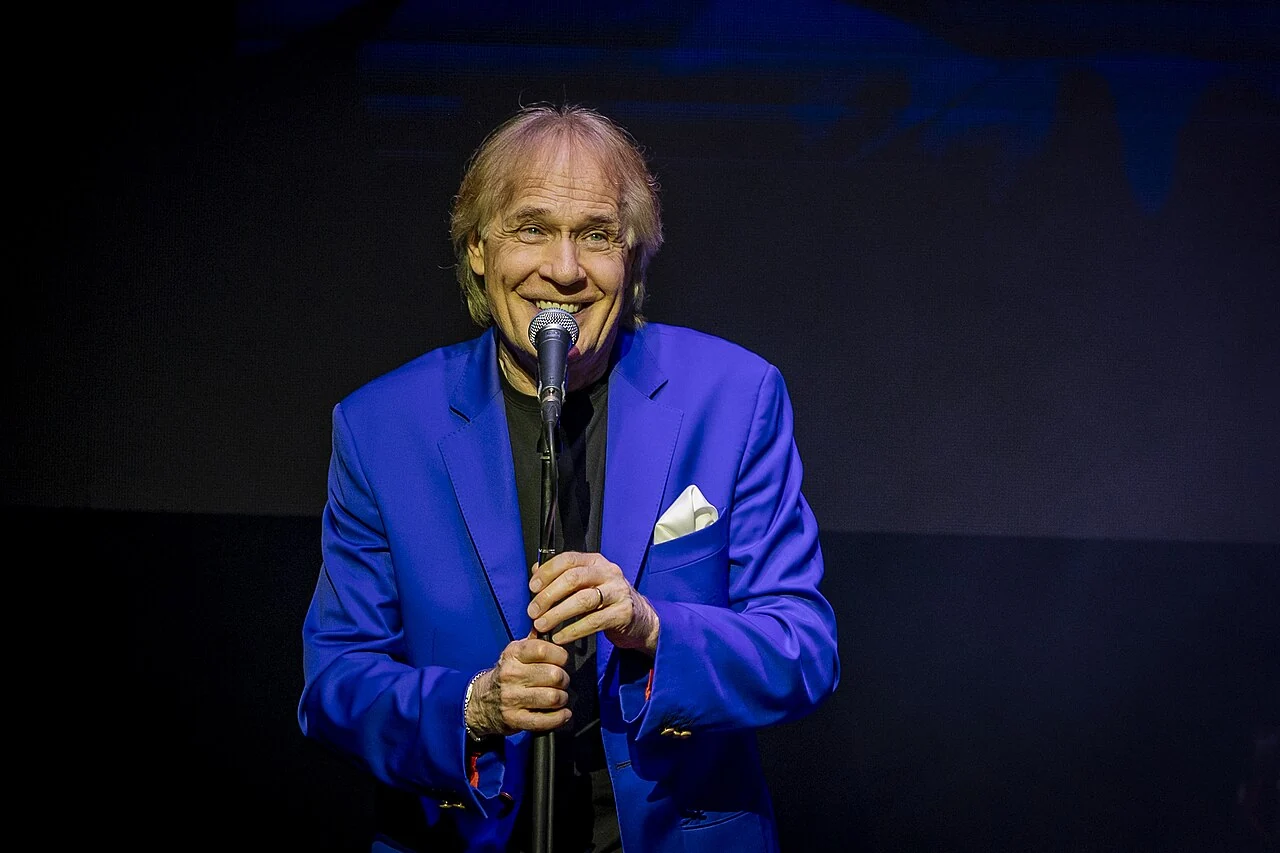 Richard Clayderman holding a microphone at his Tel Aviv concert in April 2025
